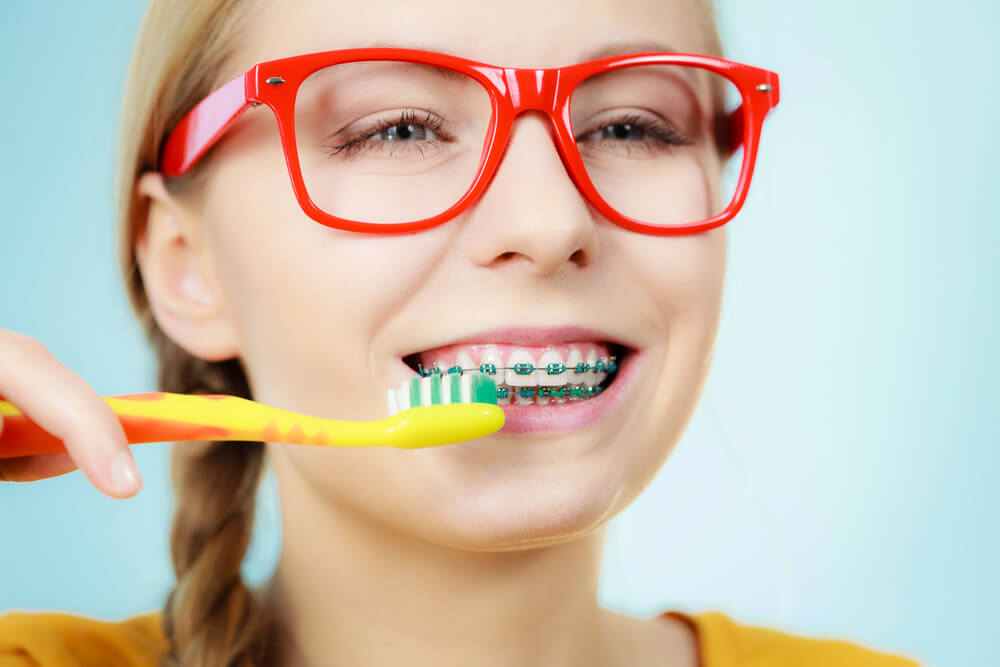 Can brushing teeth help with swollen gums with braces?