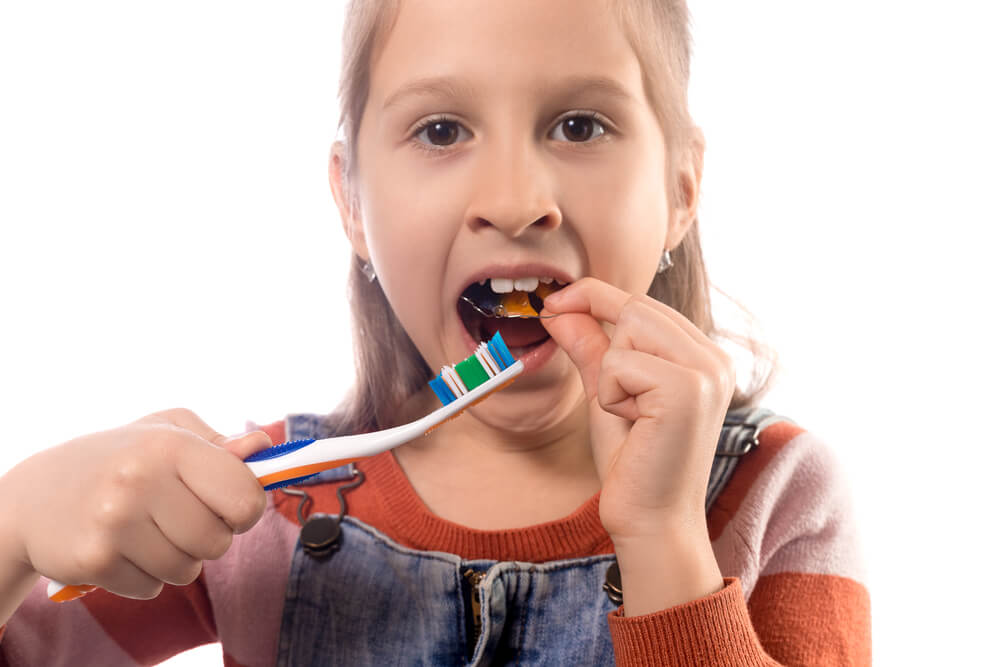 Caring for space maintainers requires good oral hygiene and avoiding food that damages the appliance.